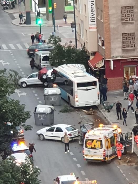 Un autobús embiste a media docena de coches en Héroe de Sostoa.