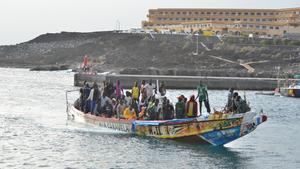 Casi 700 personas arriban a la isla canaria de El Hierro en otra intensa jornada