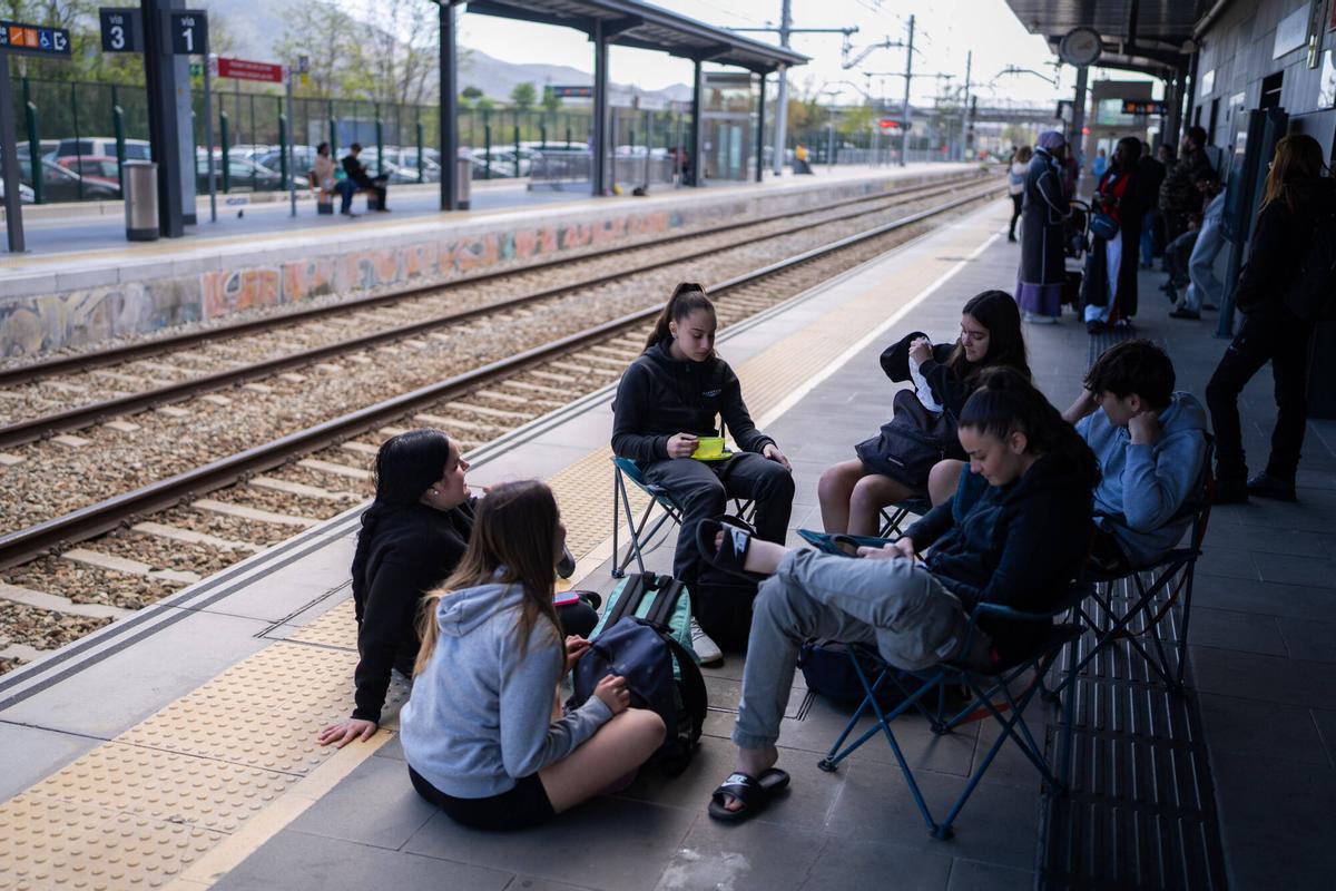 Usuarios de Rodalies esperan al tren en Mollet del Vallès para ir a la playa de Badalona, este martes.