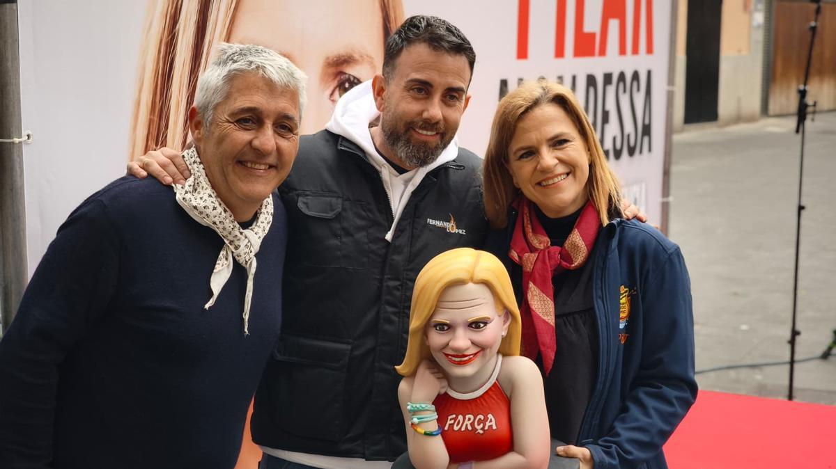Bernabé posa con su 'ninot' regalado por Fernando López.