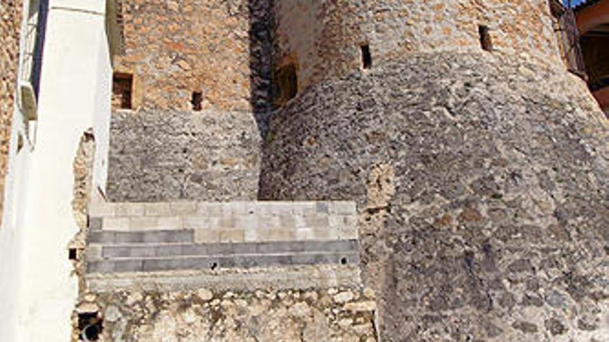 Murla quitará el muro de hormigón de su iglesia del XVI y colocará una escalera de hierro