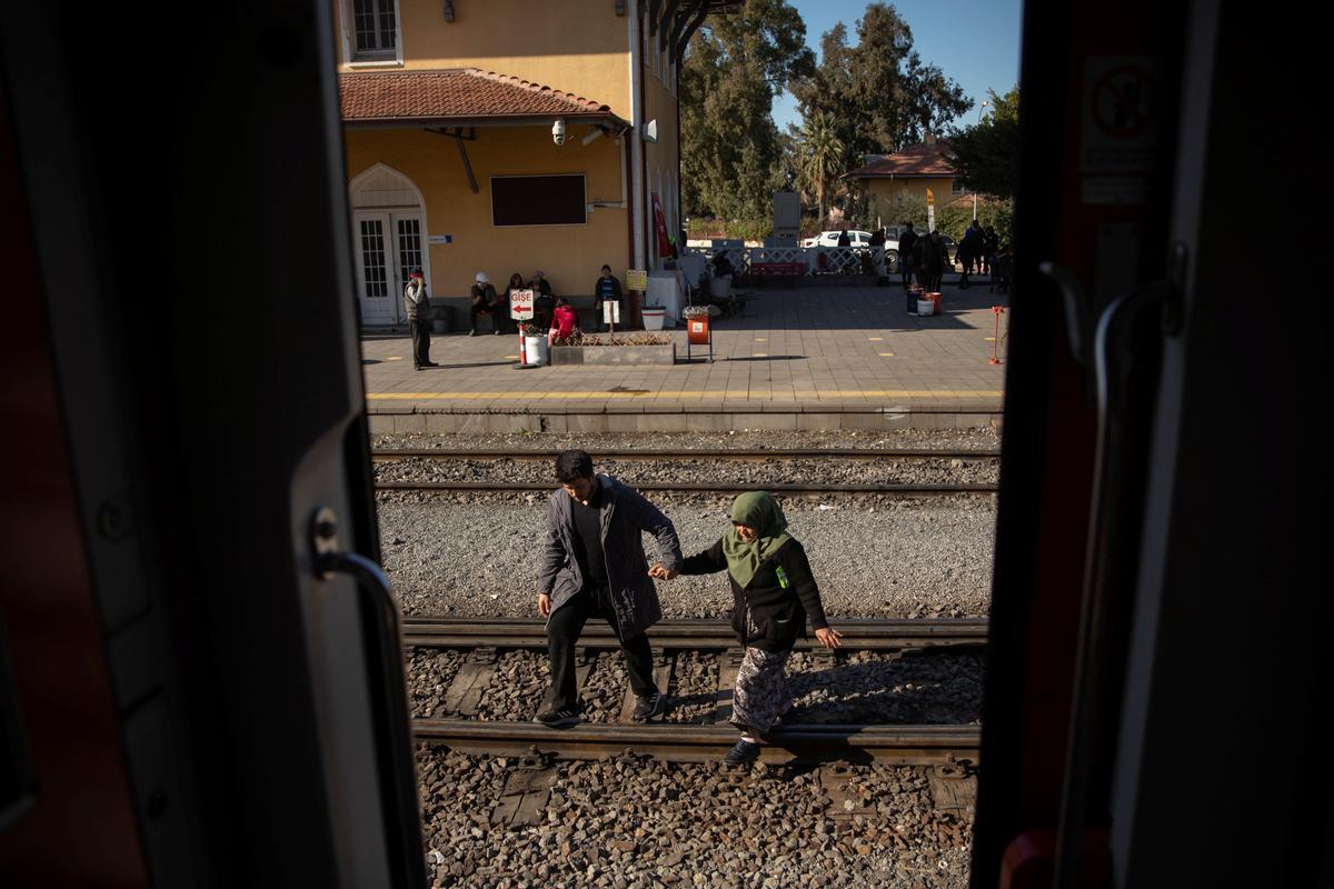 Vivir en un tren: la única salida de muchas familias tras el terremoto en Turquía