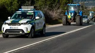 Adelantar a la Guardia Civil en carretera: esto es lo que te va a ocurrir si pasas al coche