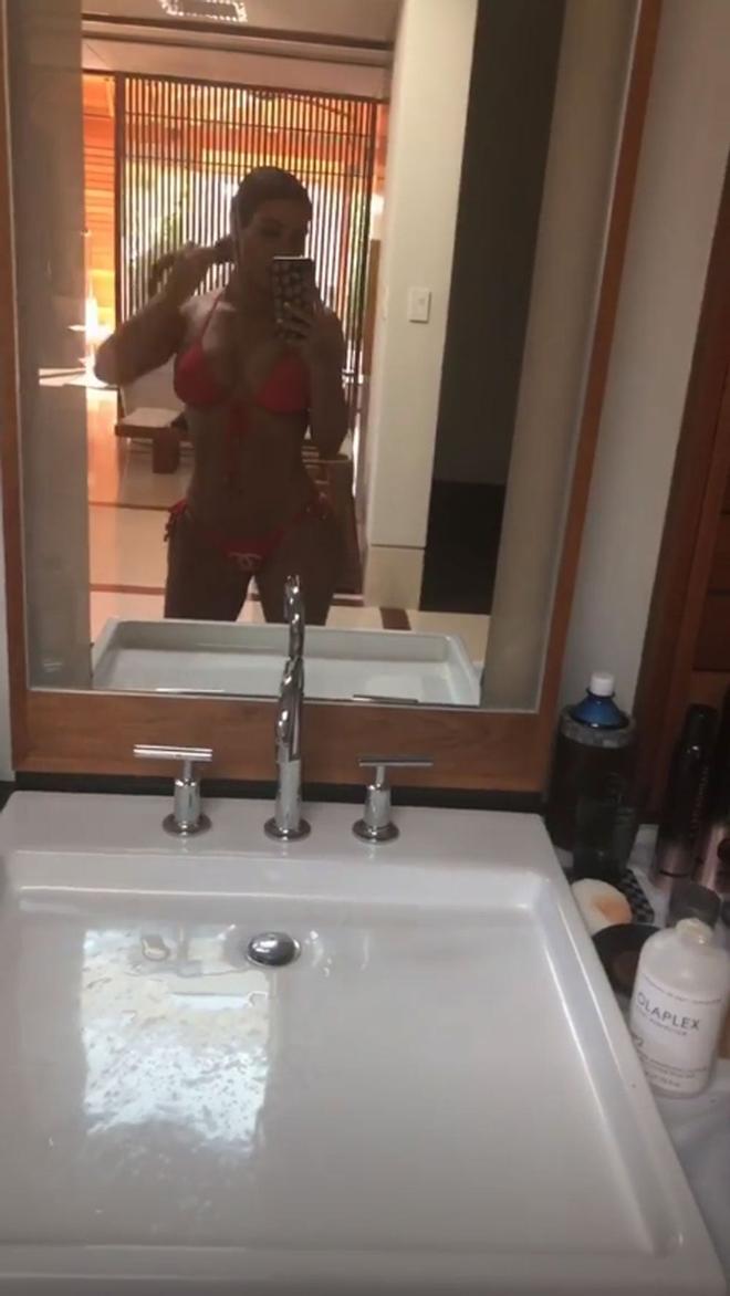 Kim Kardashian se hace selfie con bikini rojo