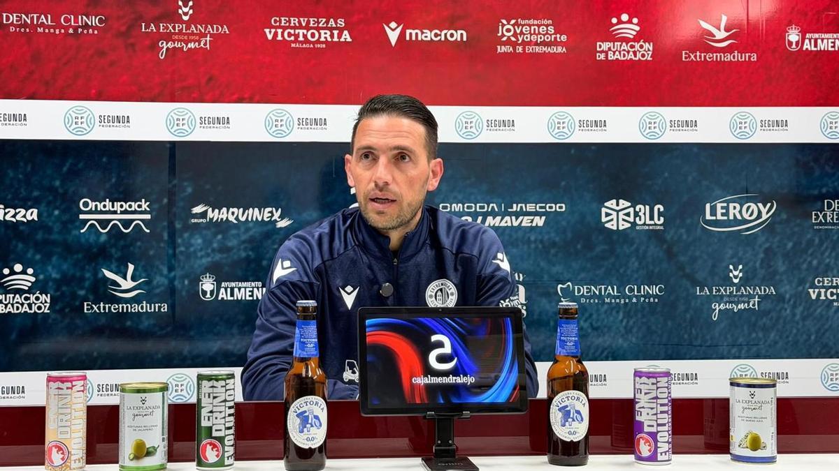 David Rocha en sala de prensa de la ciudad deportiva.