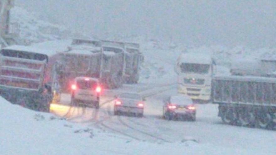 La carretera autonómica A-397 cubierta por un manto de nieve en la mañana de este martes.