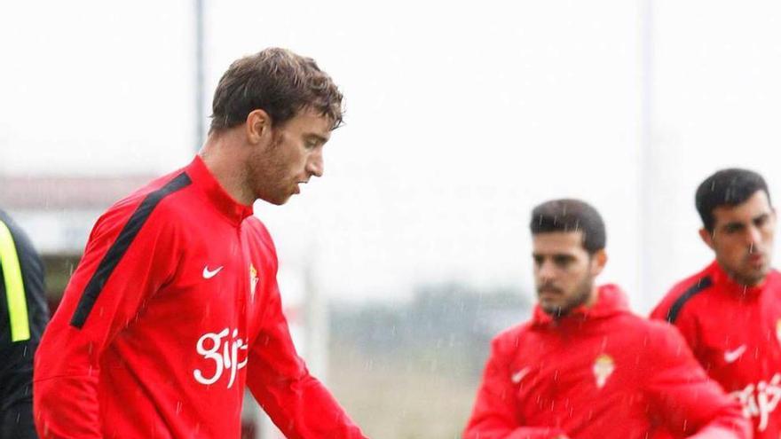 Amorebieta realiza un ejercicio durante un entrenamiento en Mareo.