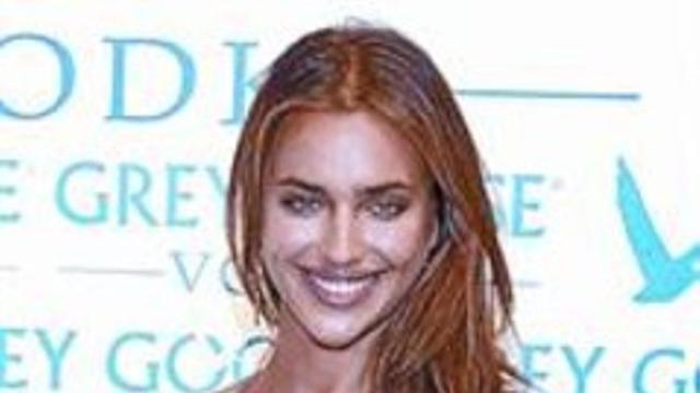 A la izquierda, Ronaldo dedica un gol a su hijo. A la derecha, su novia, Irina Shayk.