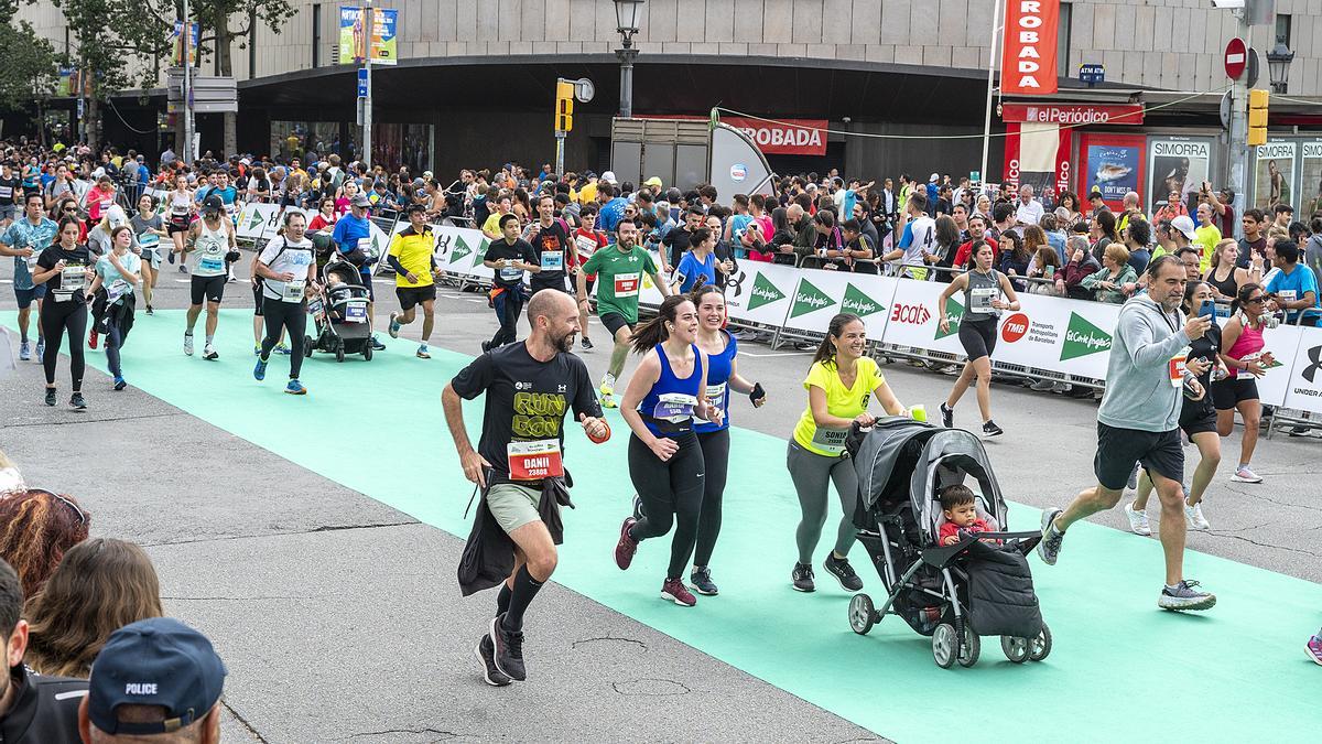 Los participantes finalizando en plaça Catalunya su recorrido de 10 km durante la 44 edición de la Cursa de El Corte Inglés