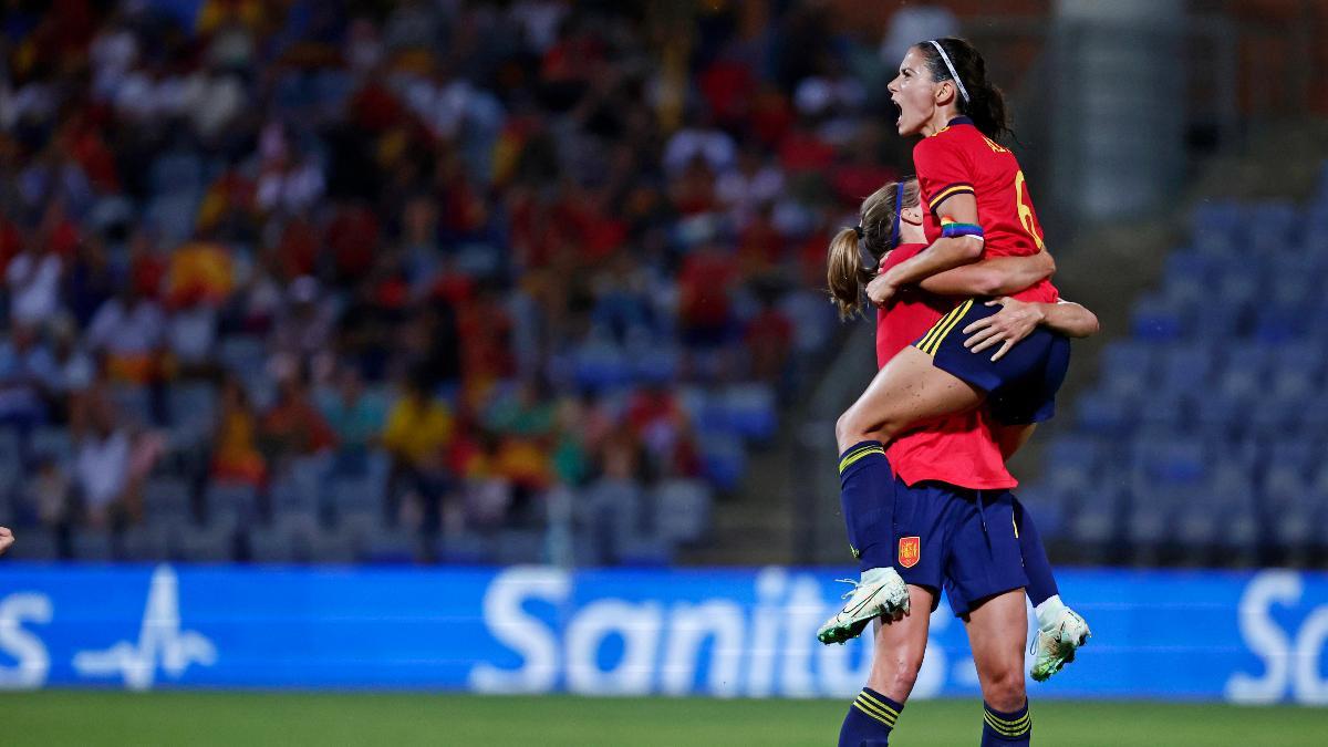 Aitana y Paredes en un partido con la selección española