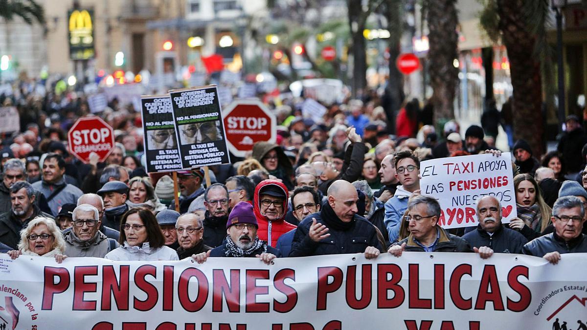 Manifestación en defensa del sistema público de pensiones en el centro de València, en febrero de 2019. | EDUARDO RIPOLL