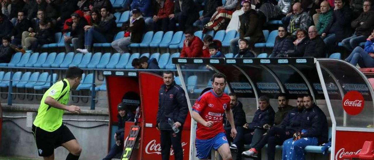 El unionista Rubén Durán conduce el balón en O Couto. // Jesús Regal