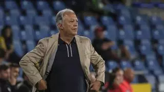 Juan Manuel busca la sopa mágica ante la descomposición de la UD Las Palmas y una plantilla con agujeros