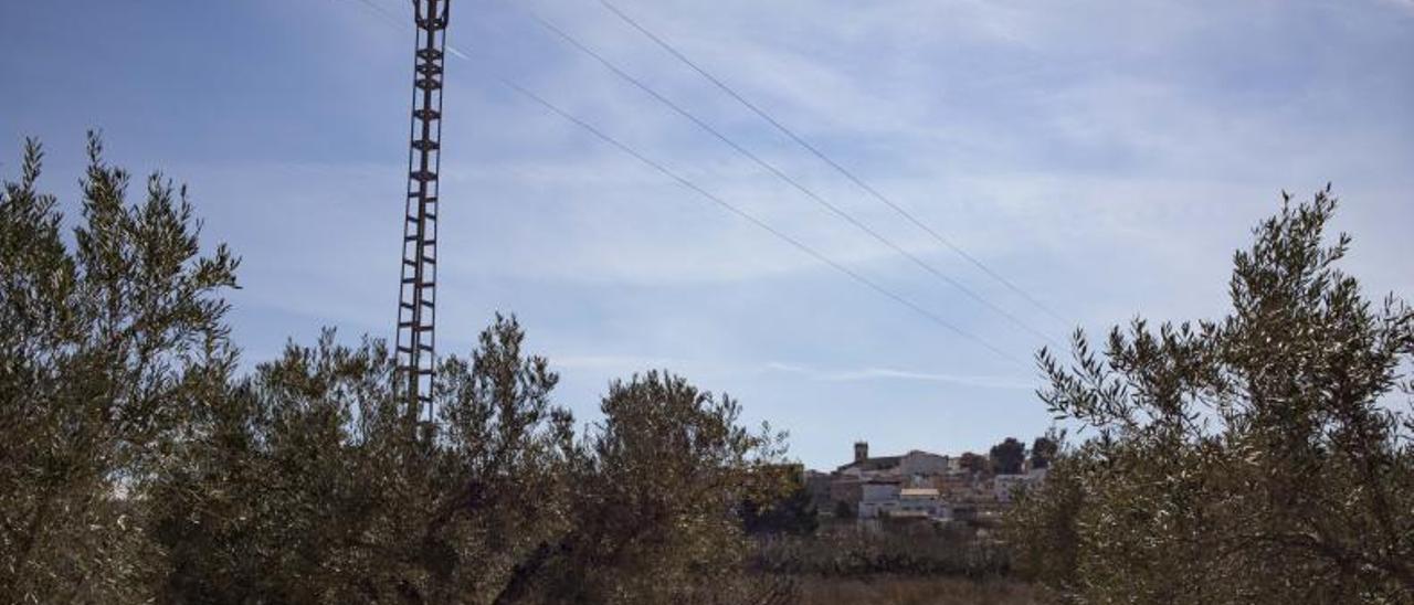 Cableado eléctrico ante el casco urbano de la Font de la Figuera, en una imagen de archivo | PERALES IBORRA