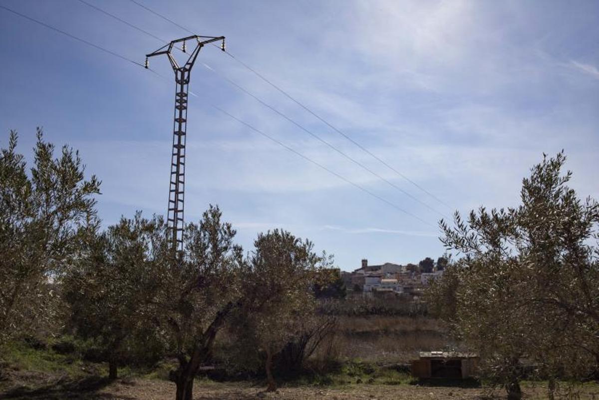 Cableado eléctrico ante el casco urbano de la Font de la Figuera, en una imagen de archivo | PERALES IBORRA