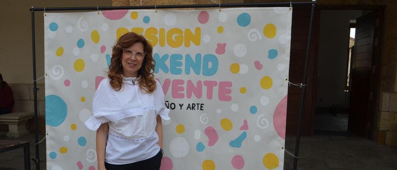 Alicia del Amo, en la I Feria de Diseño y Arte, en Benavente. / E. P.
