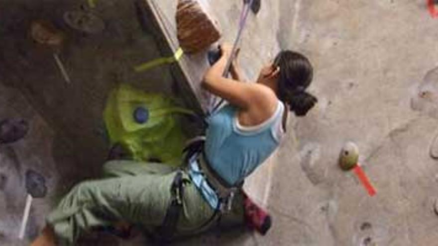 Plasencia estrena un moderno rocódromo con sima y gruta pionero en la región