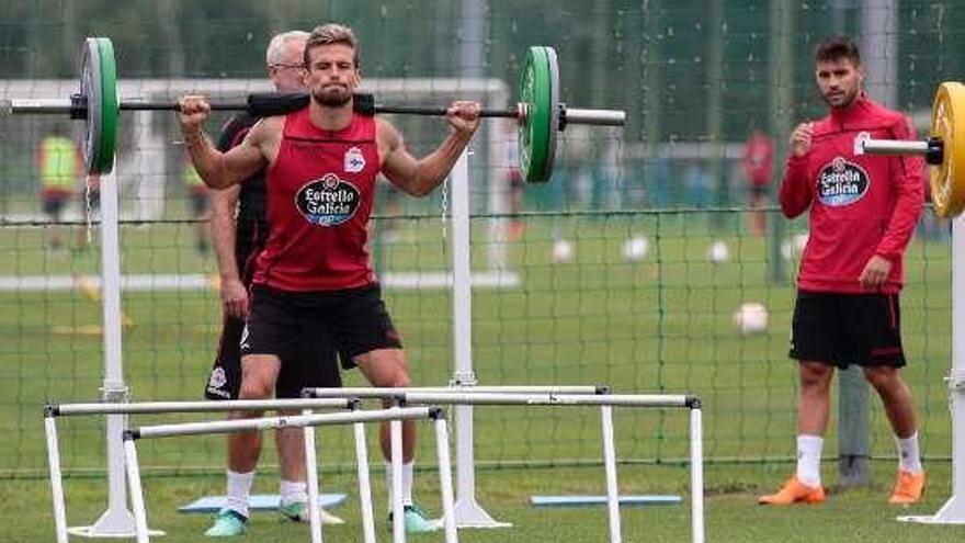 Christian Santos, en Abegondo, junto a Carles Gil.