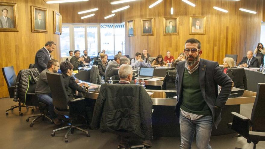 Vilariño sale del pleno, con Cuíña y el resto de ediles de la oposición a punto de marcharse.