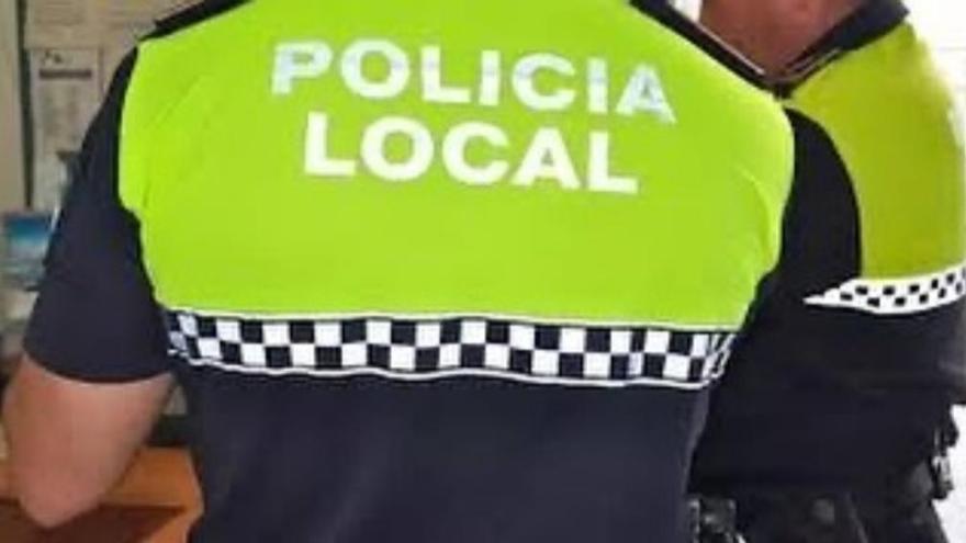 La Policia Local de Cadaqués vigila les entrades al municipi.