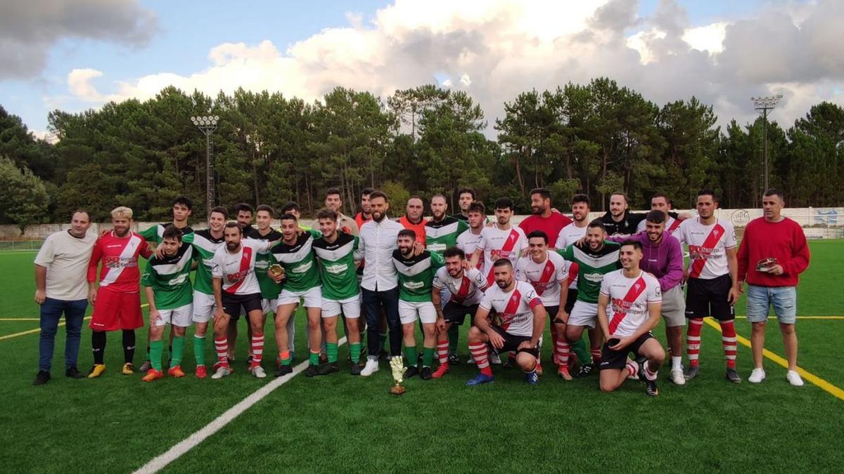 Los equipos que hicieron posible el homenaje al exguardameta del Celta de Vigo.  | // J.M. LORENZO