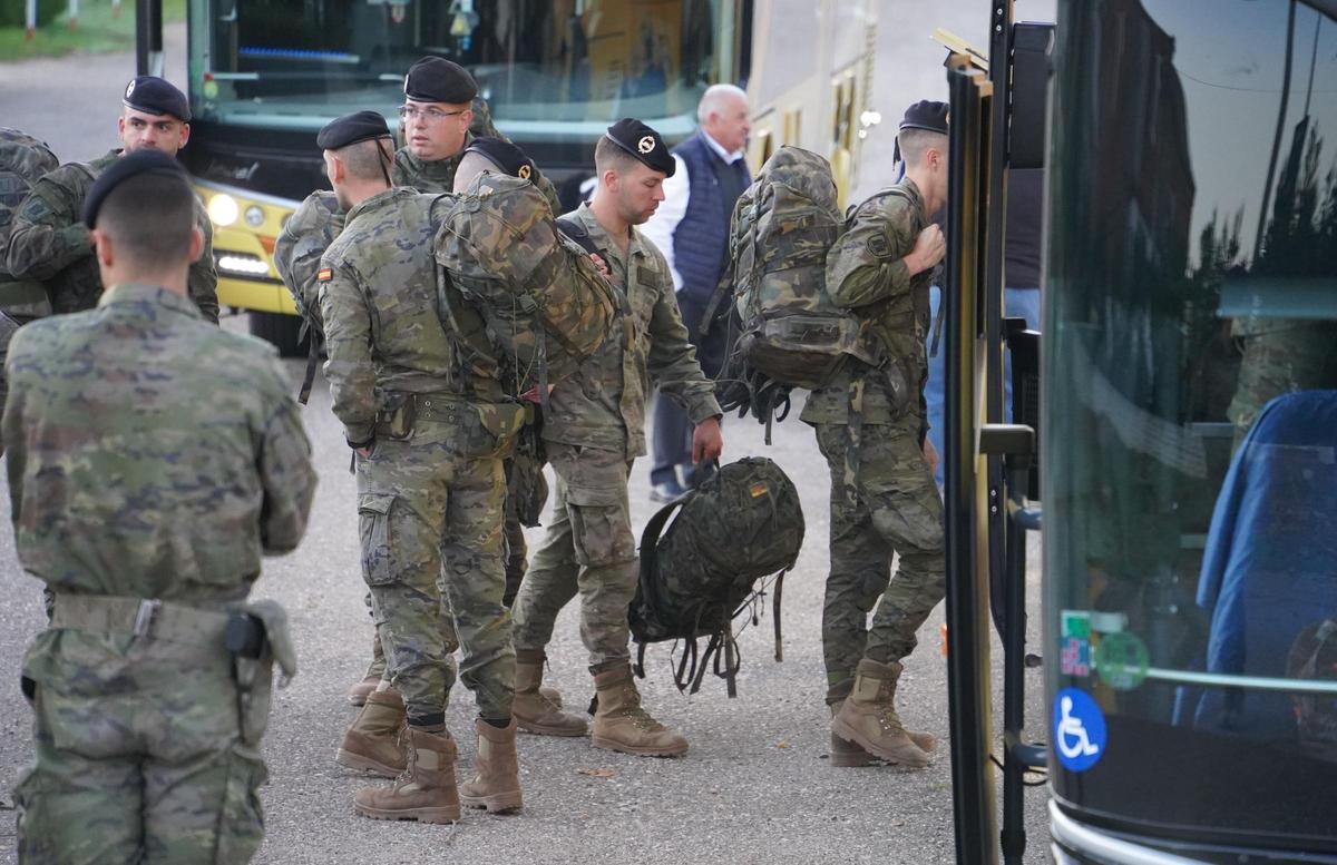 Militares de Cerro Muriano parten a Valencia para relevar a sus compañeros en la zona afectada por la DANA.