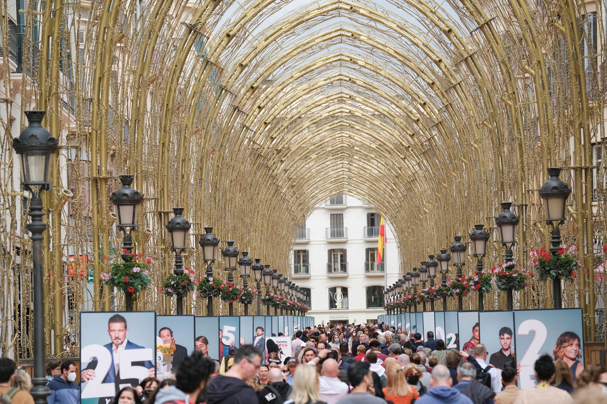 La exposición oficial del Festival de Málaga ya luce en la calle Larios