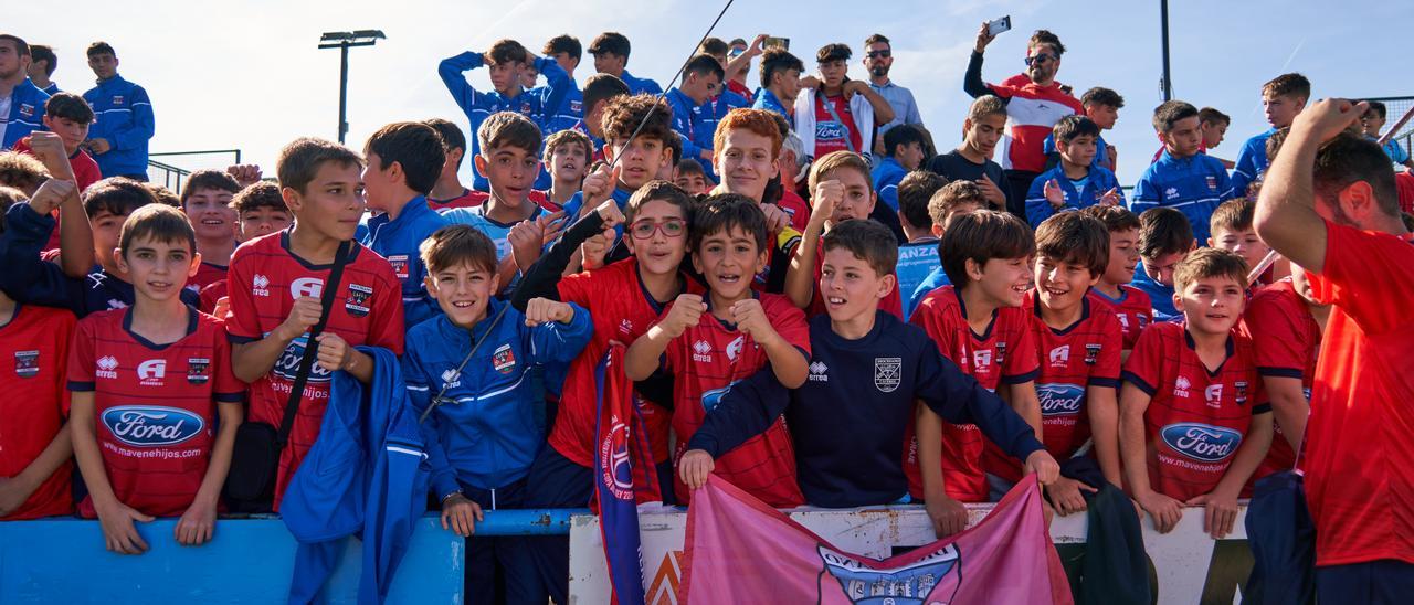 Los niños del Dioce animan desde antes de iniciarse el partido contra el Zaragoza.