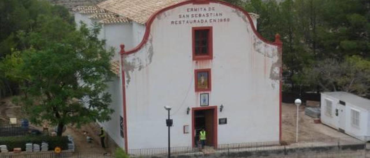 Vista exterior de la ermita durante los trabajos de rehabilitación.