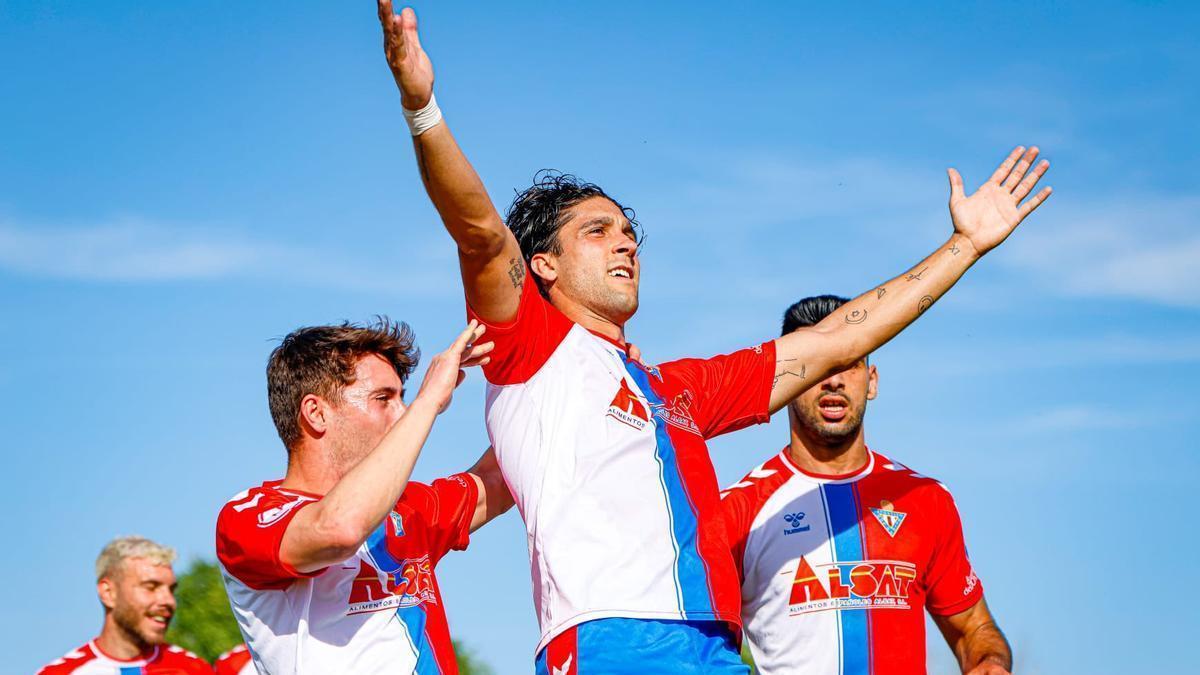 Borja Domingo, con los brazos abiertos, celebra uno de los tantos del Don Benito al Calamonte.