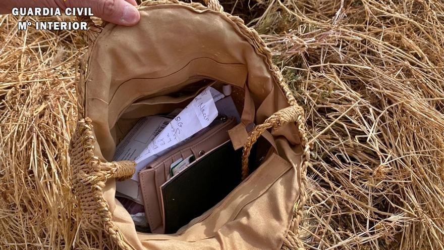 Un bolso con las pertenencias recuperadas por la Guardia Civil.
