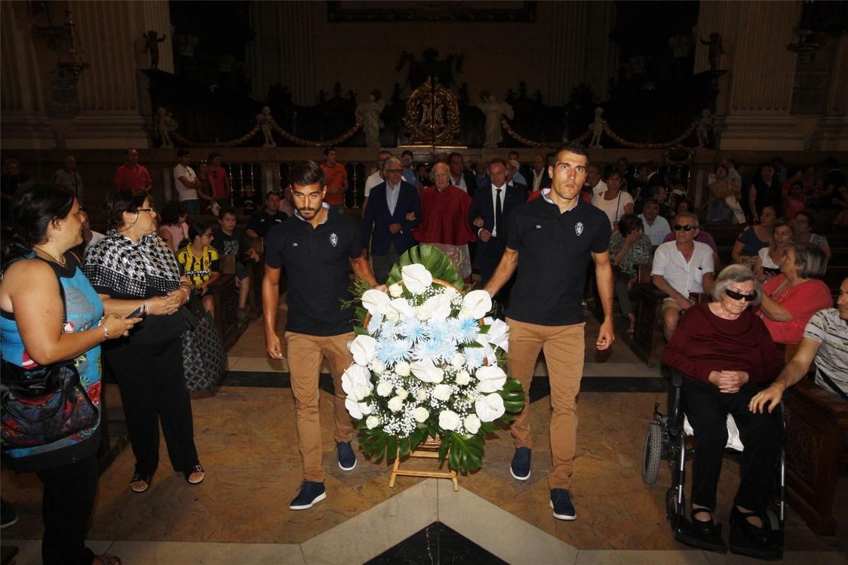 Ofrenda de flores del Real Zaragoza a la Virgen del Pilar y recepción en el Ayuntamiento