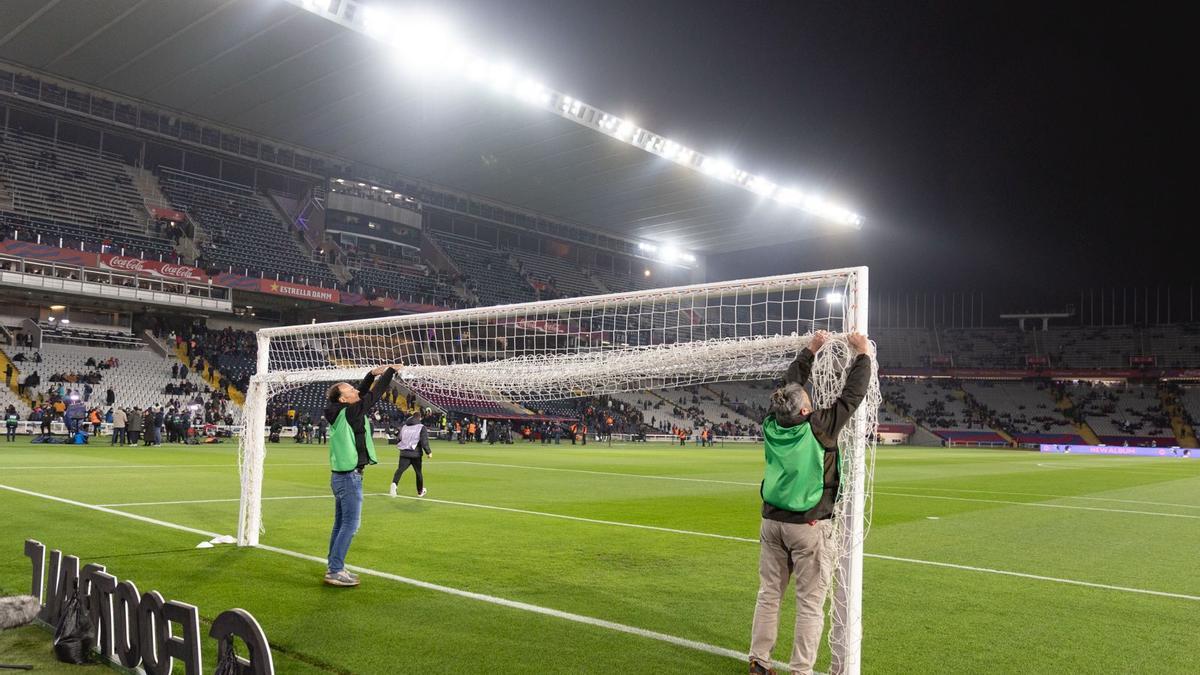 Aficionados del Barça abandonan el estadio tras la suspensión del partido FC Barcelona-Osasuna por la muerte de Carles Miñarro, médico del equipo azulgrana