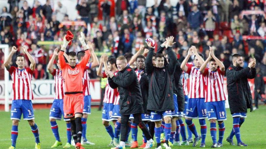 Los jugadores del Sporting saludan a la grada al término del encuentro.