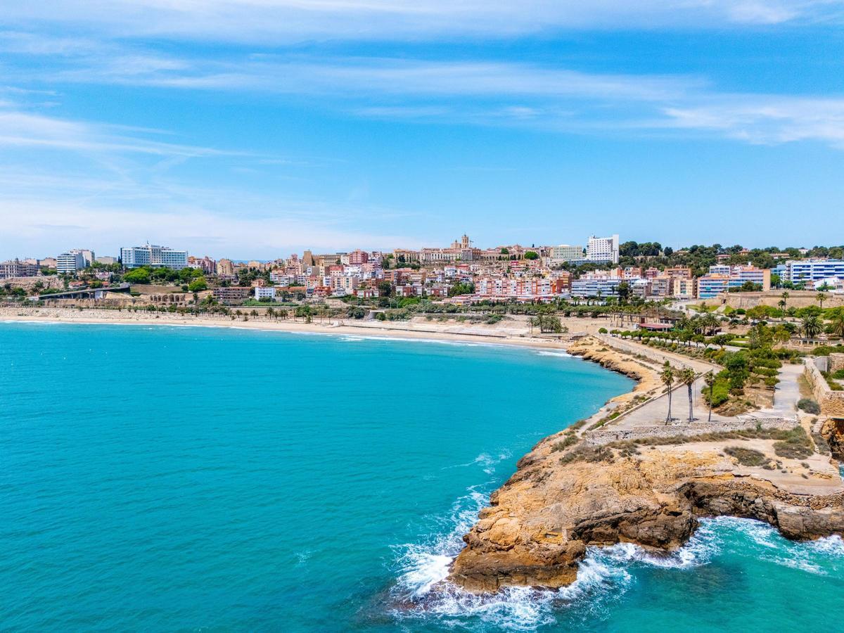 Costa de Tarragona; en primer plano, la punta y la playa del Miracle.