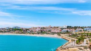 Costa de Tarragona; en primer plano, la punta y la playa del Miracle.