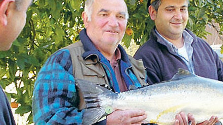 Gonzalo Álvarez, con el campanu del pasado año.