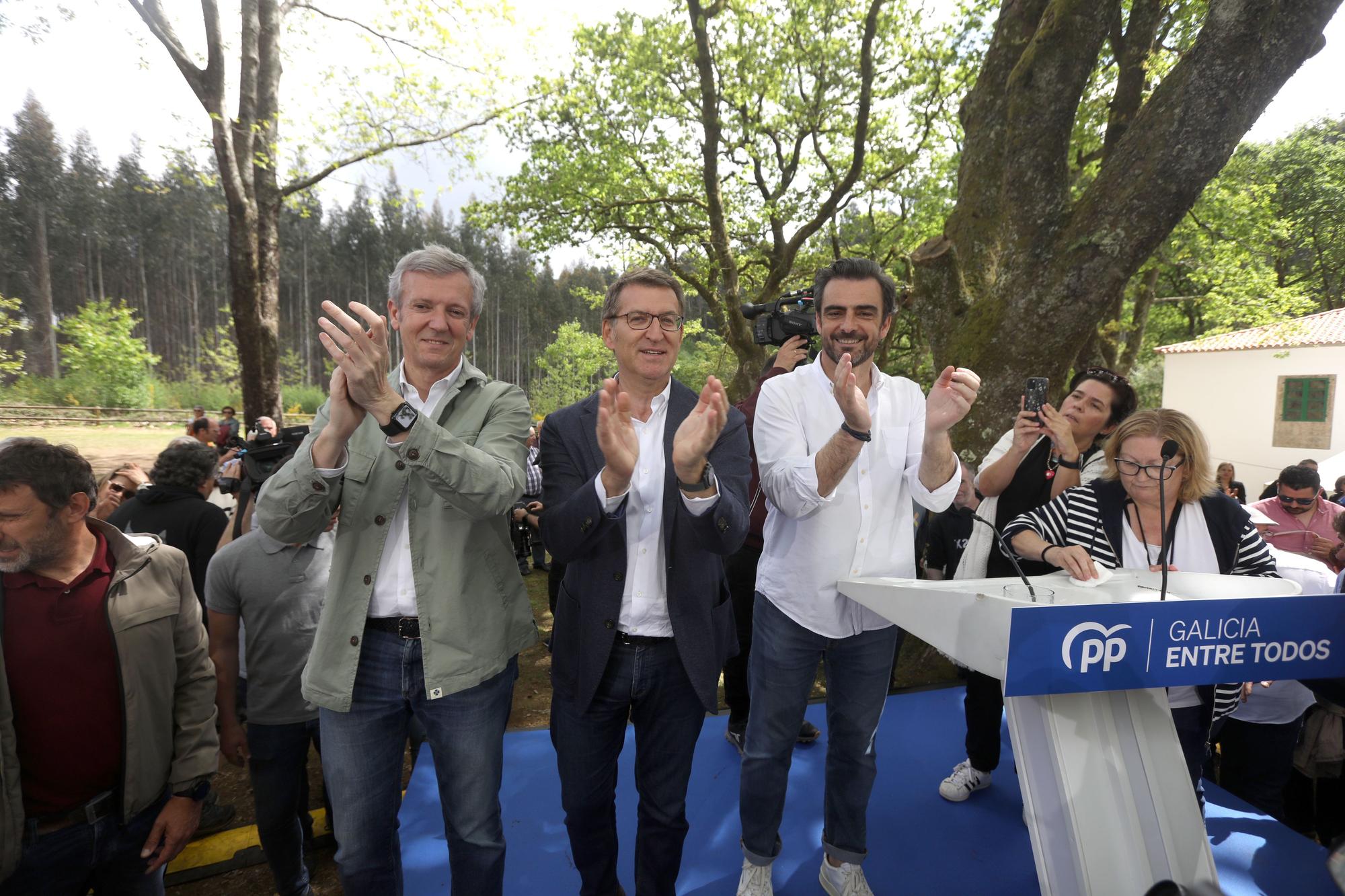 Feijóo se da un baño de masas a su regreso a Galicia