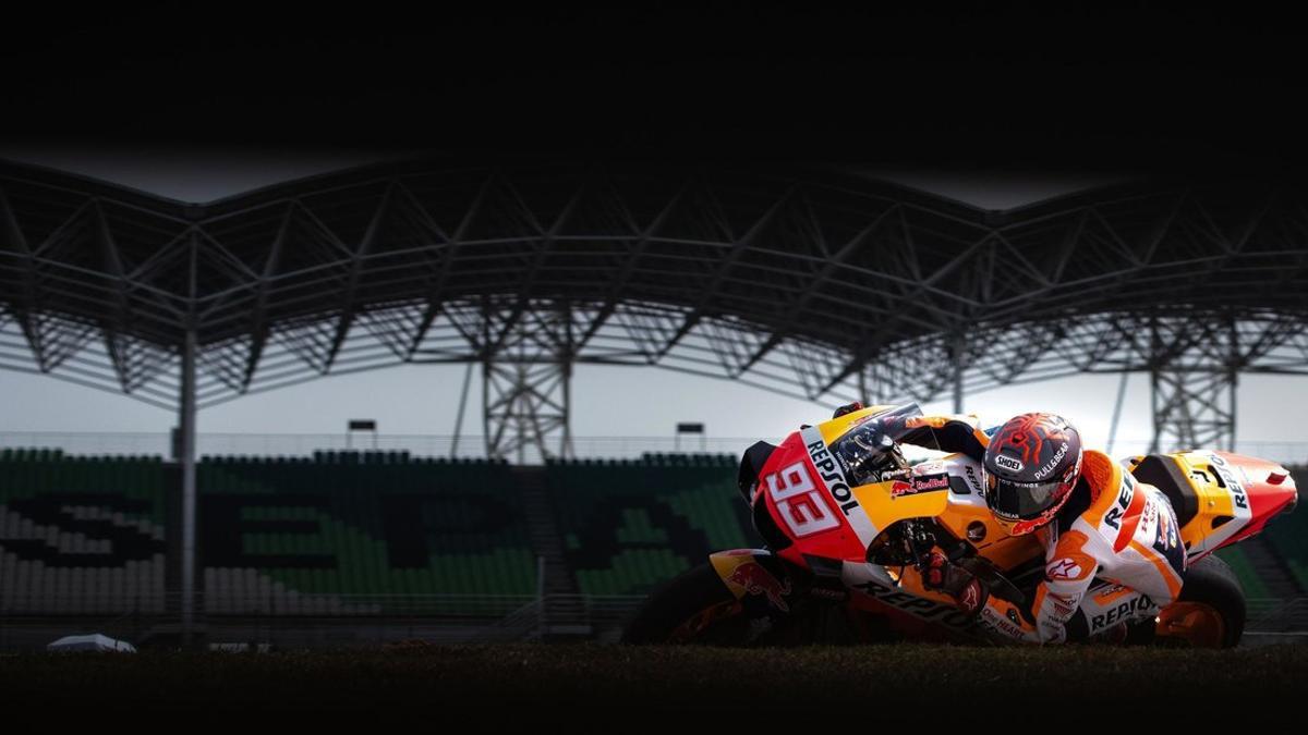 El piloto de Repsol Honda Team, Marc Márquez, toma una curva durante el último día de la pretemporada de MotoGP en el Circuito Internacional de Sepang.