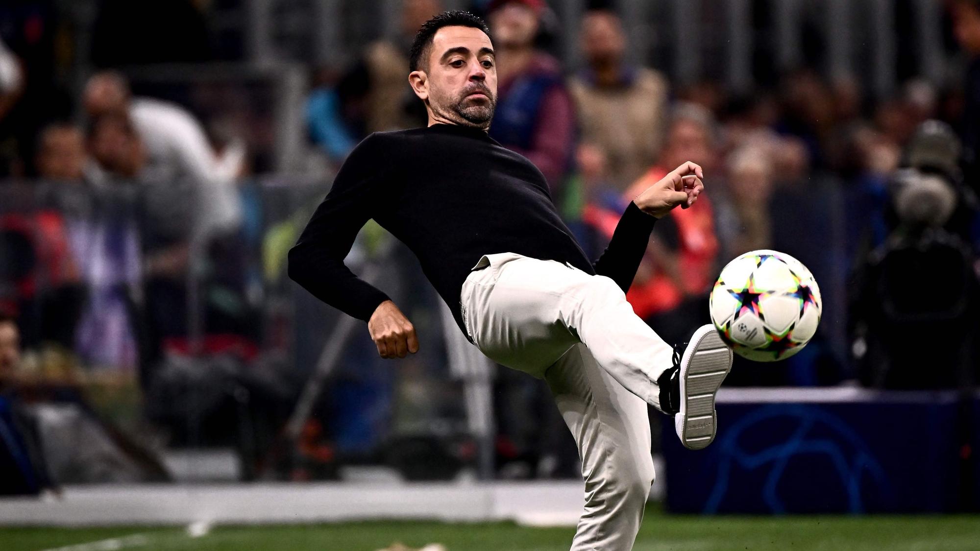 Xavi Hernández, patea el balón desde la línea de banda durante el partido de fútbol de Liga de Campeones de la UEFA entre el Inter de Milán y el FC Barcelona.