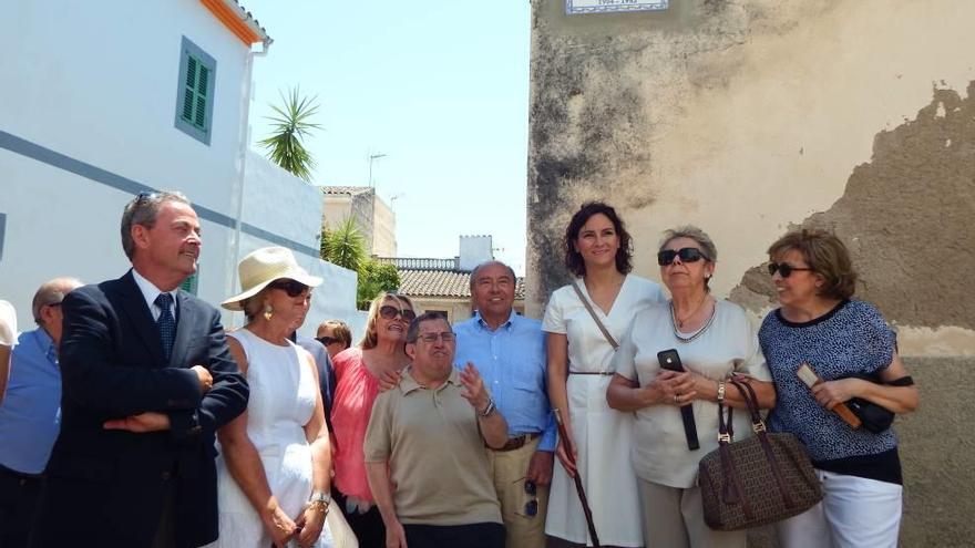 Momento en que se descubrió la placa de la calle.