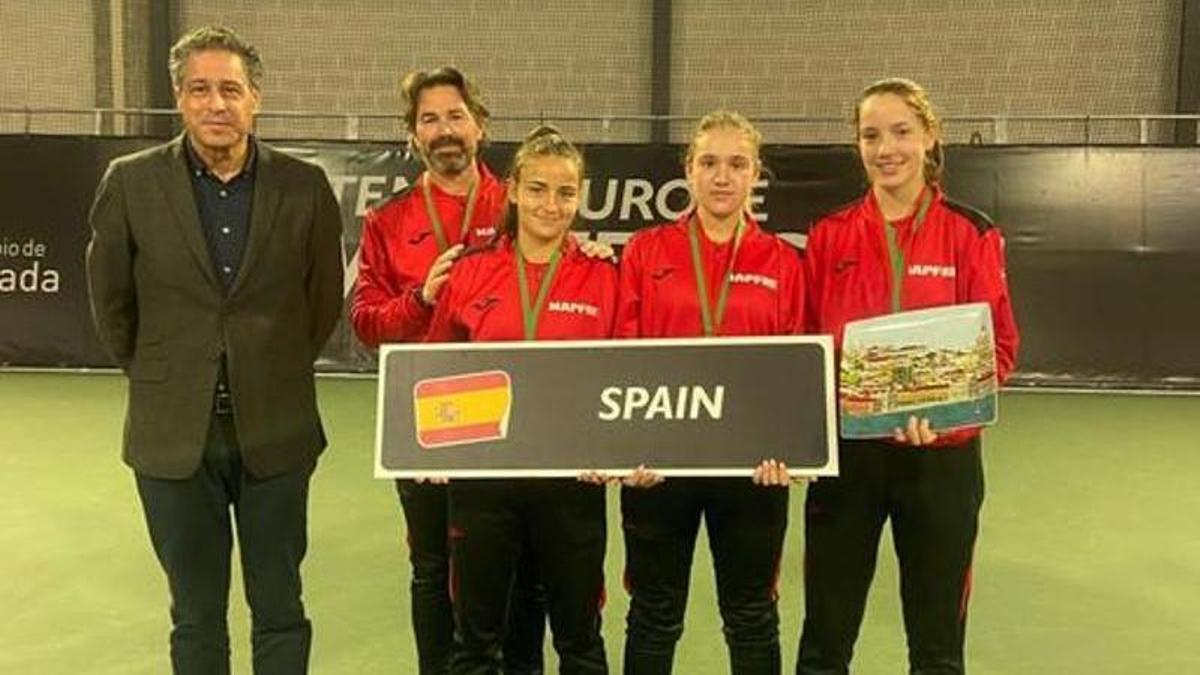 Charo Esquiva posa junto a su compañera Carla Vázquez tras proclamarse campeonas de la primera fase de la Winter Cup