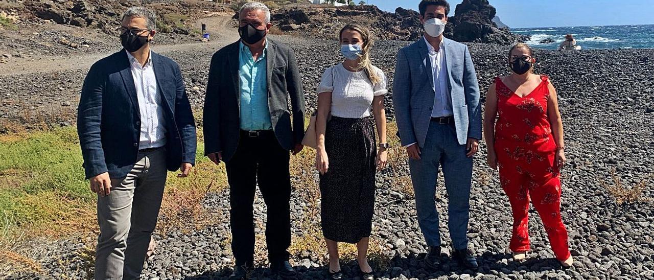 Las autoridades visitan el lugar, entre ellas la viceconsejera Teresa Berástegui y el alcalde, Arturo González..