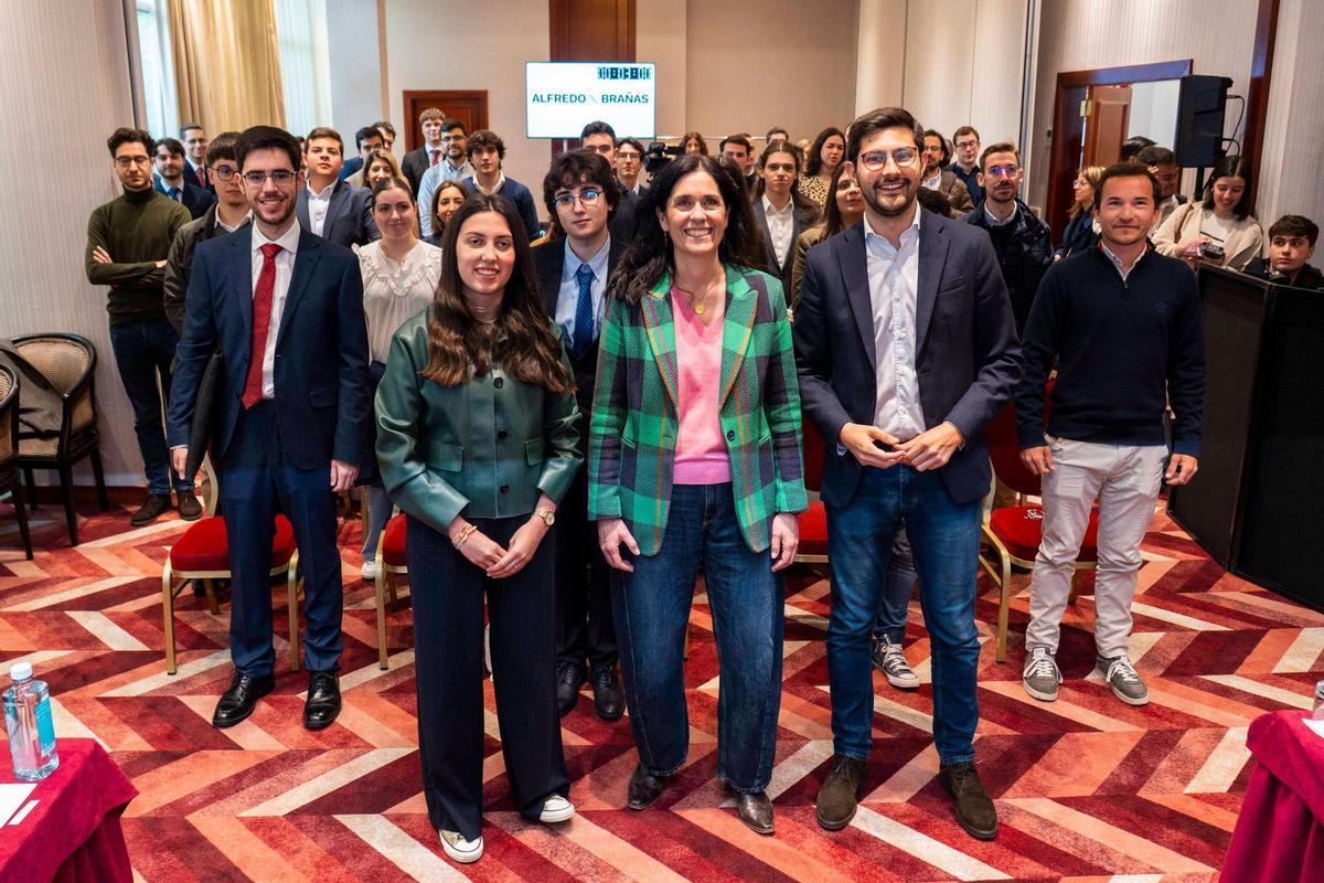 En el centro de la imagen, desde la izquierda, la presidenta de NNXX, Nicole Grueira; la secretaria xeral del PPdeG, Paula Prado, y el diputado nacional y presidente de la Fundación Juán Bayón