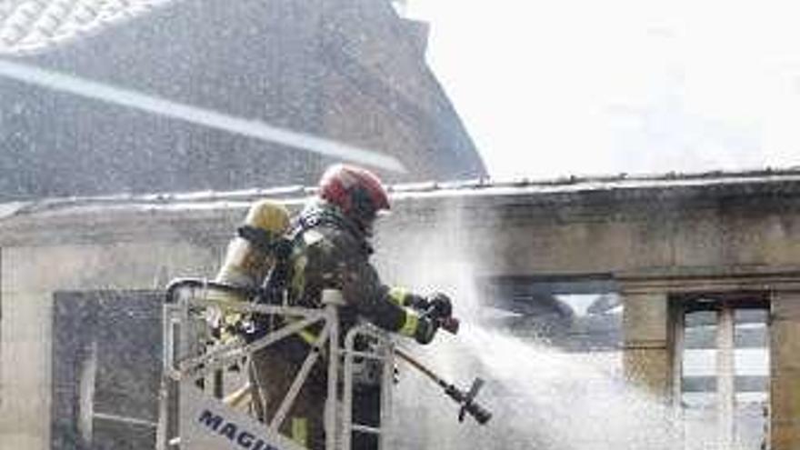 Un incendio en Vigo calcina dos edificios y obliga a desalojar otros dos bloques