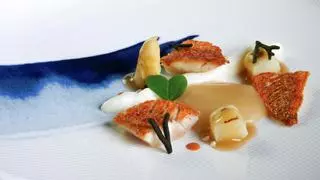 De un restaurante con estrella Michelin a tu cocina: receta de salmonete de roca con espárragos blancos y pilpil de manzana