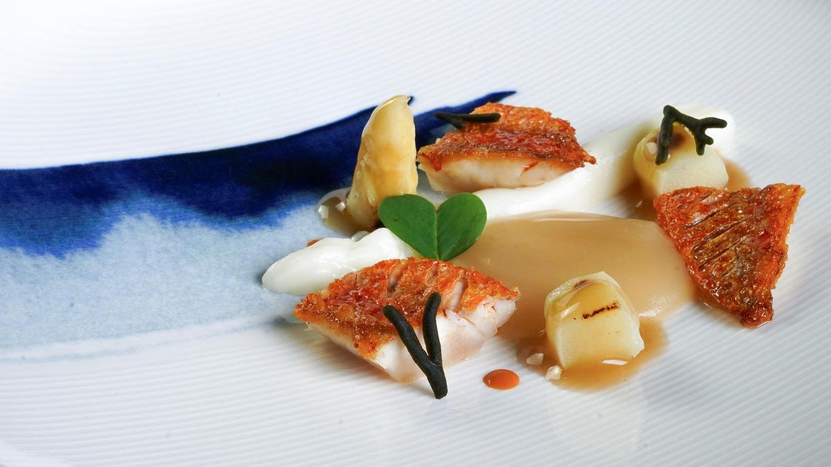 Salmonete de roca con espárragos blancos y pilpil de manzana del menú de primavera 2025 de Castell Peralada Restaurant.