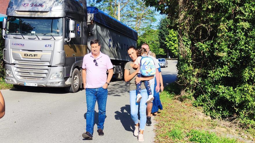 El PP de Llanera reclama una parada de autobús escolar en El Arroyo para que una niña acuda al Colegio de San Cucao