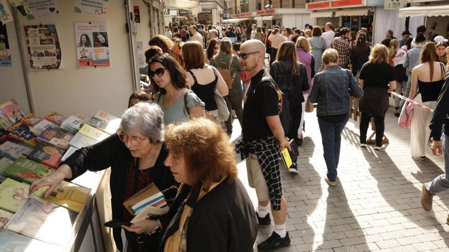 Gijón, escaparate de escritores: la Feria del Libro y la Semana Negra consolidan la capacidad de la ciudad para atraer a autores de renombre