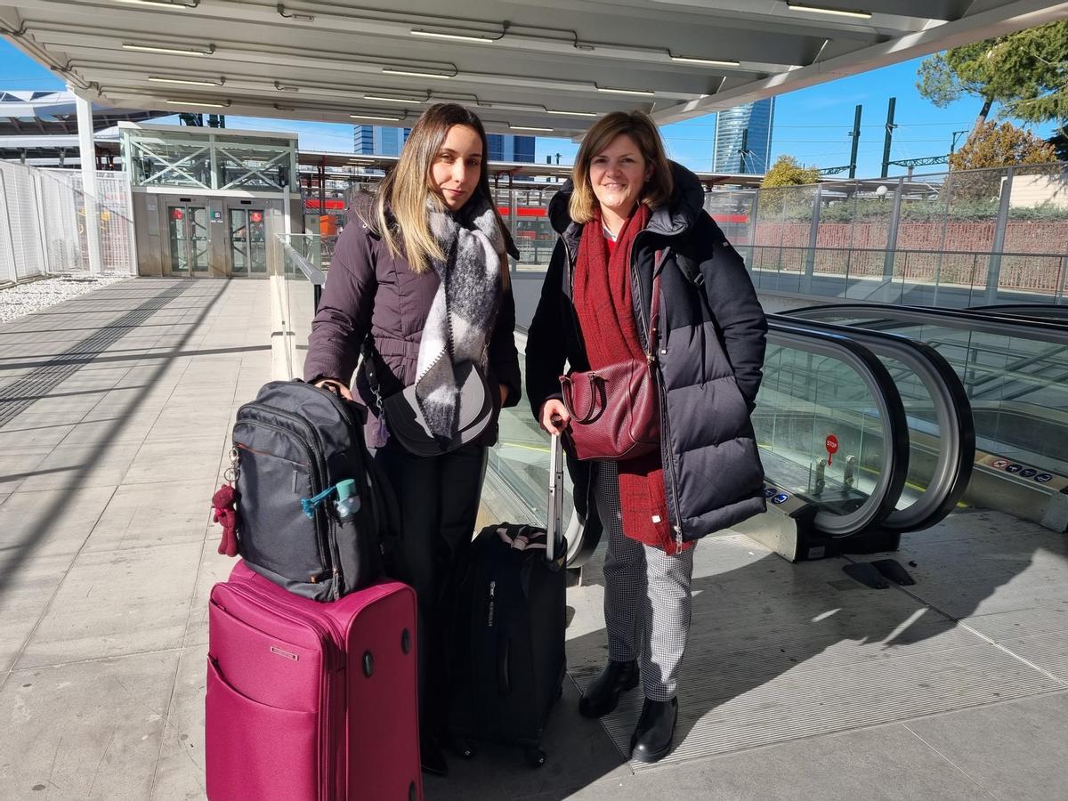 Por la izquierda, Andrea Veses y Carmen Fernández, a su llegada a Chamartín desde Asturias
